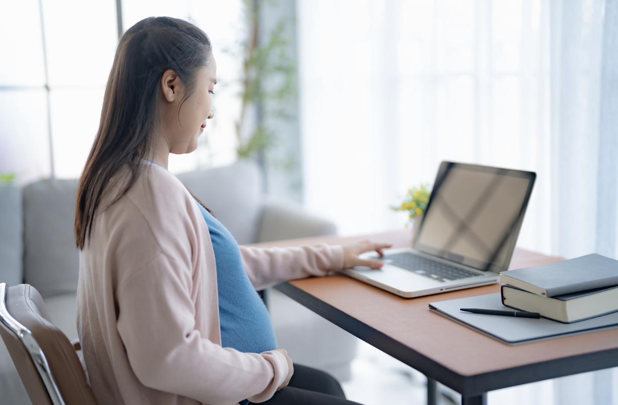 妊娠10〜13週に医療機関で相談する妊婦のイメージ